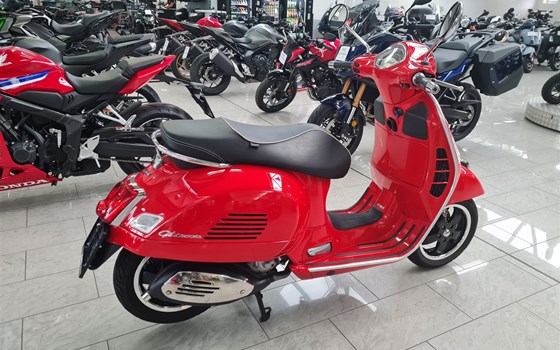 Gebrauchtmotorrad Vespa GTS 300 Super - Bild 2 Gebrauchtmotorrad Vespa GTS 300 Super - Bild 2
