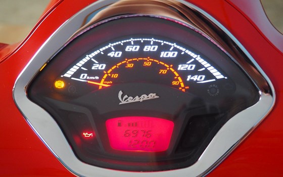 Gebrauchtmotorrad Vespa GTS 125 Super iGET - Bild 3 Gebrauchtmotorrad Vespa GTS 125 Super iGET - Bild 3