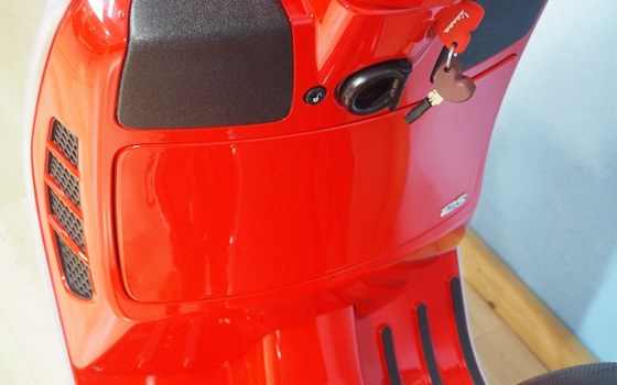 Gebrauchtmotorrad Vespa GTS 125 Super iGET - Bild 4 Gebrauchtmotorrad Vespa GTS 125 Super iGET - Bild 4