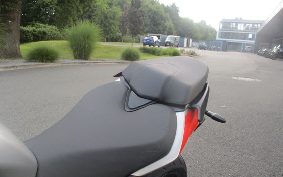 Neufahrzeug Aprilia Tuono 457 - Bild 13