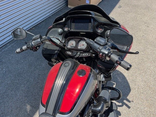 Harley-Davidson CVO Road Glide FLTRXSE (Red Pepper & Magnetic Gray with Black Hole) - Bild 7