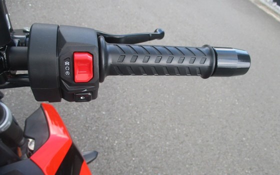 Gebrauchtmotorrad Aprilia Tuono 457 - Bild 10