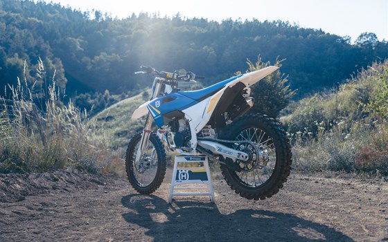 Neufahrzeug Husqvarna TC 300 Heritage - Bild 4 Neufahrzeug Husqvarna TC 300 Heritage - Bild 4