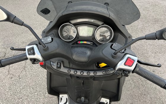 Gebrauchtmotorrad Piaggio MP3 500 hpe Sport Advanced - Bild 4 Gebrauchtmotorrad Piaggio MP3 500 hpe Sport Advanced - Bild 4