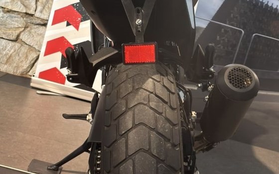 Gebrauchtmotorrad Husqvarna Svartpilen 701 - Bild 8