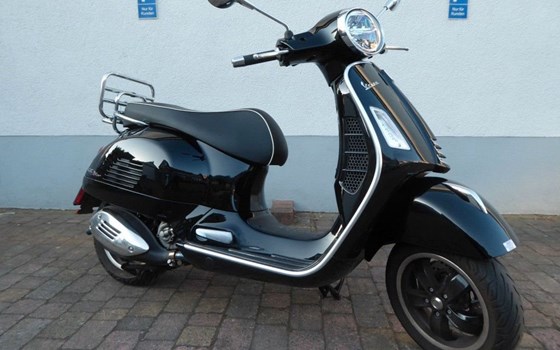 Gebrauchtmotorrad Vespa GTS 300 hpe - Bild 1