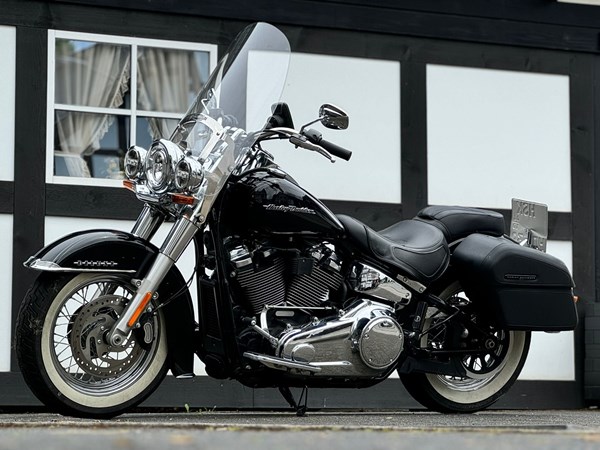 Gebrauchtmotorrad Harley-Davidson Softail Deluxe FLDE