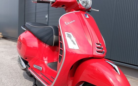 Gebrauchtmotorrad Vespa GTS 300 hpe Super - Bild 4 Gebrauchtmotorrad Vespa GTS 300 hpe Super - Bild 4