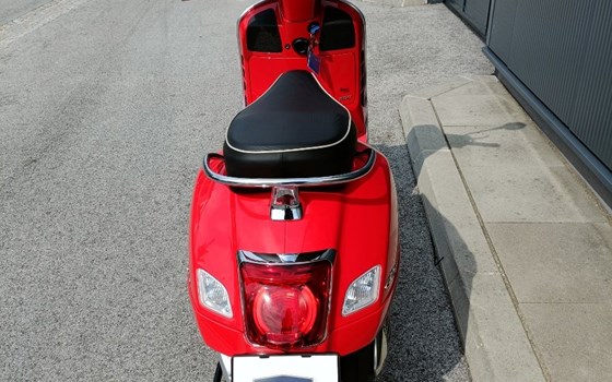 Gebrauchtmotorrad Vespa GTS 300 hpe Super - Bild 9 Gebrauchtmotorrad Vespa GTS 300 hpe Super - Bild 9