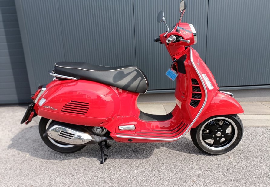 Vespa GTS 300 hpe Super (Rosso Coraggioso)