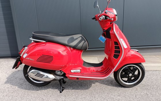 Gebrauchtmotorrad Vespa GTS 300 hpe Super - Bild 1 Gebrauchtmotorrad Vespa GTS 300 hpe Super - Bild 1