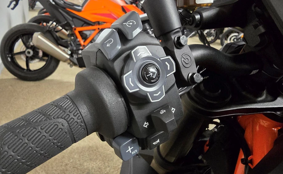 Angebot KTM 1390 Super Duke R EVO Bild 7: Angebot KTM 1390 Super Duke R EVO