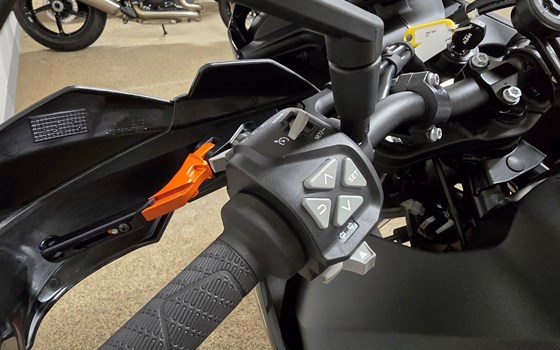 Gebrauchtmotorrad KTM 890 SMT - Bild 7