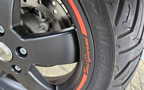 Gebrauchtmotorrad Vespa GTV 300 Special Edition Sei Giorni Euro4 - Bild 11