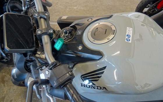 Gebrauchtmotorrad Honda CB650R E-Clutch - Bild 4