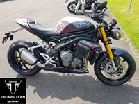 Gebrauchtmotorrad Triumph Speed Triple 1200 RS erst 194 Km