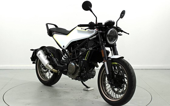 Motorrad Occasion Husqvarna Svartpilen 401 - Bild 2