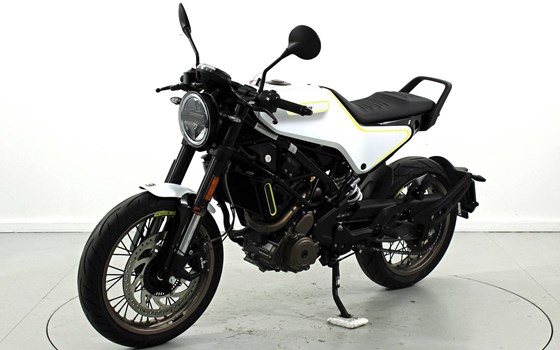 Motorrad Occasion Husqvarna Svartpilen 401 - Bild 3