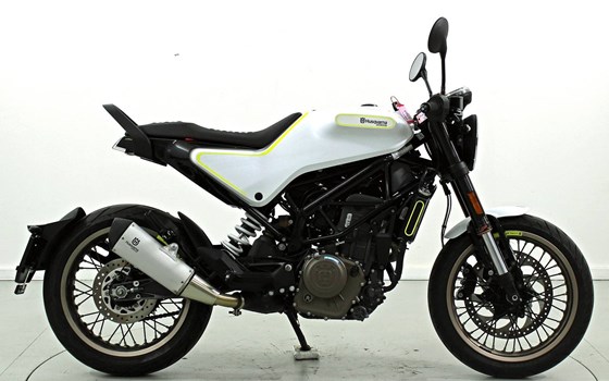 Motorrad Occasion Husqvarna Svartpilen 401 - Bild 4