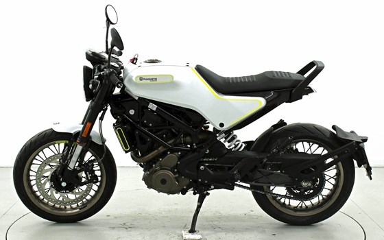 Motorrad Occasion Husqvarna Svartpilen 401 - Bild 5