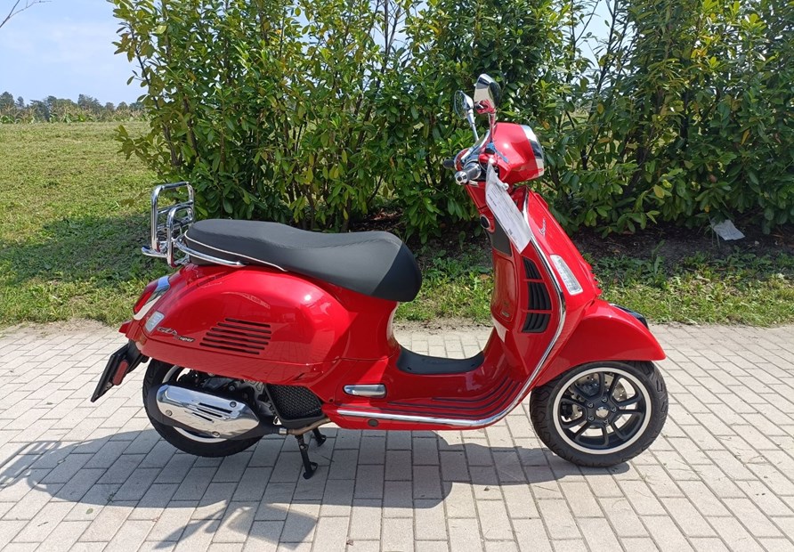 Vespa GTS 125 Super iGET (rosso coraggioso)