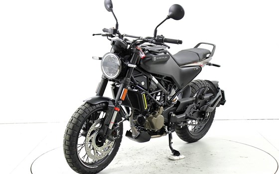 Motorrad Occasion Husqvarna Svartpilen 125 - Bild 3