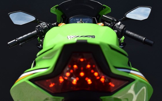 Neufahrzeug Kawasaki Ninja ZX-4RR - Bild 21