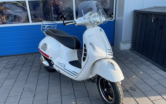 Gebrauchtmotorrad Vespa GTS 300 hpe Super - Bild 1