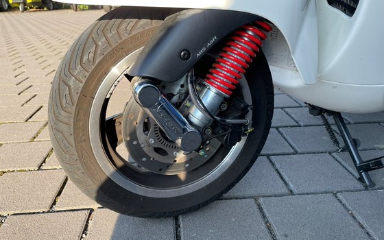 Gebrauchtmotorrad Vespa GTS 300 hpe Super - Bild 7