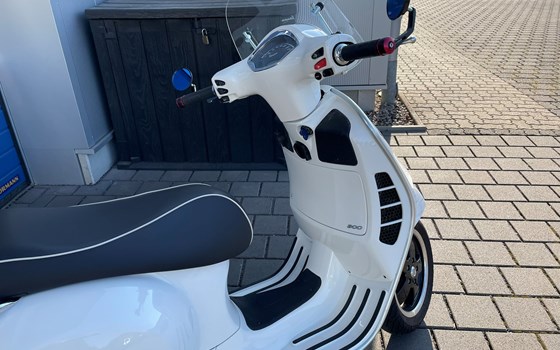 Gebrauchtmotorrad Vespa GTS 300 hpe Super - Bild 9