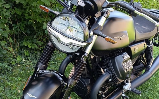 Gebrauchtmotorrad Moto Guzzi V7 III Stone - Bild 1 Gebrauchtmotorrad Moto Guzzi V7 III Stone - Bild 1