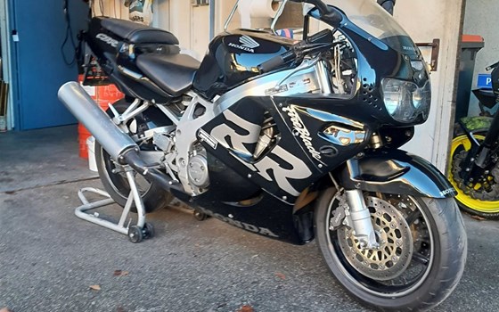 Gebrauchtmotorrad Honda CBR 900 RR Fireblade - Bild 1 Gebrauchtmotorrad Honda CBR 900 RR Fireblade - Bild 1