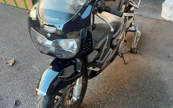 Gebrauchtmotorrad Honda CBR 900 RR Fireblade - Bild 3 Gebrauchtmotorrad Honda CBR 900 RR Fireblade - Bild 3