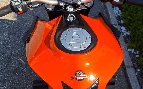 Gebrauchtmotorrad KTM 1290 Super Duke R - Bild 8 Gebrauchtmotorrad KTM 1290 Super Duke R - Bild 8