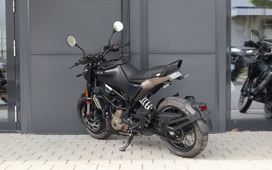 Gebrauchtmotorrad Husqvarna Svartpilen 401 - Bild 4