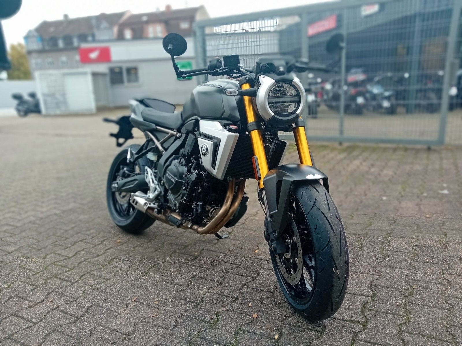 Suzuki GSX-8T
