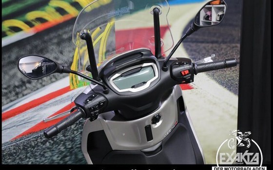 Gebrauchtmotorrad Piaggio Beverly 400 hpe - Bild 11