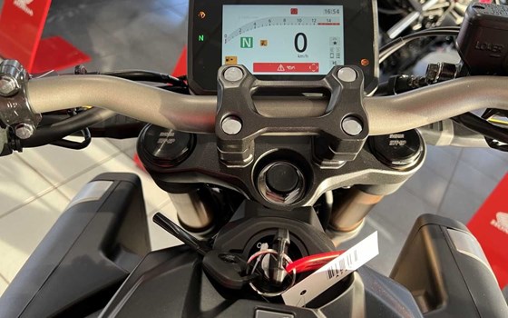 Neufahrzeug Honda CB650R E-Clutch - Bild 7