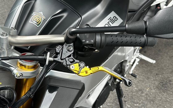 Gebrauchtmotorrad Aprilia Tuono V4 R APRC ABS - Bild 4 Gebrauchtmotorrad Aprilia Tuono V4 R APRC ABS - Bild 4