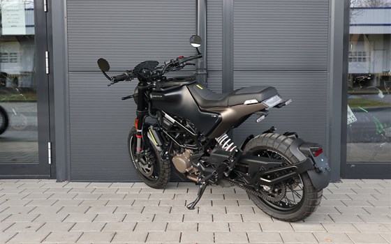 Gebrauchtmotorrad Husqvarna Svartpilen 125 - Bild 5