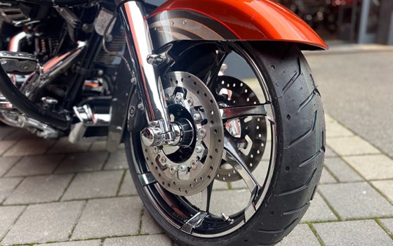 Gebrauchtmotorrad Harley-Davidson CVO Road Glide FLTRXSE - Bild 7 Gebrauchtmotorrad Harley-Davidson CVO Road Glide FLTRXSE - Bild 7
