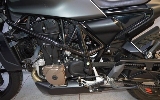 Gebrauchtmotorrad Husqvarna Svartpilen 701 - Bild 8