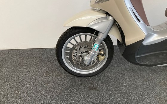 Gebrauchtmotorrad Piaggio Beverly 300 i.e.S - Bild 11 Gebrauchtmotorrad Piaggio Beverly 300 i.e.S - Bild 11