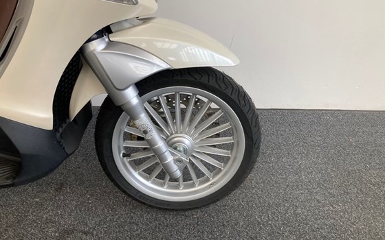 Gebrauchtmotorrad Piaggio Beverly 300 i.e.S - Bild 3 Gebrauchtmotorrad Piaggio Beverly 300 i.e.S - Bild 3