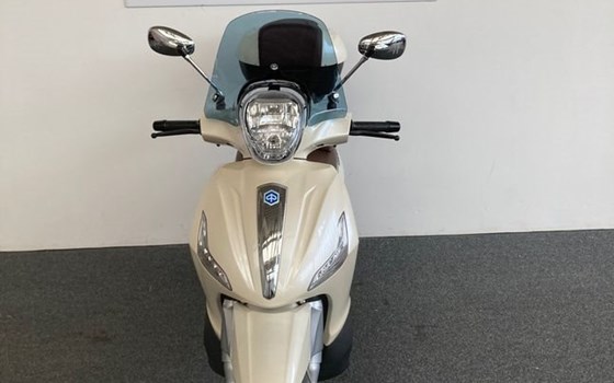 Gebrauchtmotorrad Piaggio Beverly 300 i.e.S - Bild 4 Gebrauchtmotorrad Piaggio Beverly 300 i.e.S - Bild 4