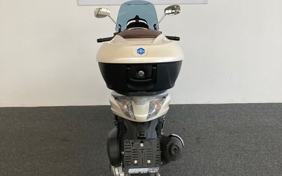 Gebrauchtmotorrad Piaggio Beverly 300 i.e.S - Bild 6 Gebrauchtmotorrad Piaggio Beverly 300 i.e.S - Bild 6