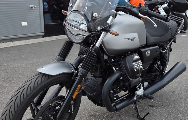 Moto Guzzi V7 Stone