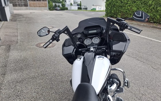 Gebrauchtmotorrad Harley-Davidson CVO Road Glide FLTRXSE - Bild 4 Gebrauchtmotorrad Harley-Davidson CVO Road Glide FLTRXSE - Bild 4