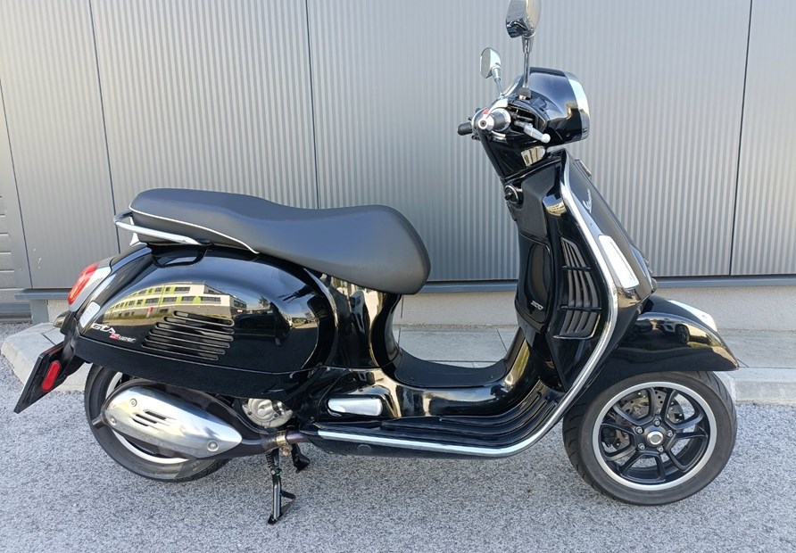 Vespa GTS 300 Super (Nero Deciso)