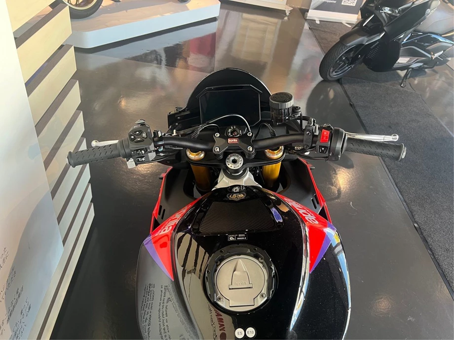 Angebot Aprilia Tuono V4 1100 Factory Bild 7: Angebot Aprilia Tuono V4 1100 Factory